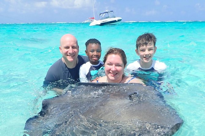 Stingray City and Snorkel Tour With Lunch - Why Stingray City remains Grand Cayman’s signature water outing